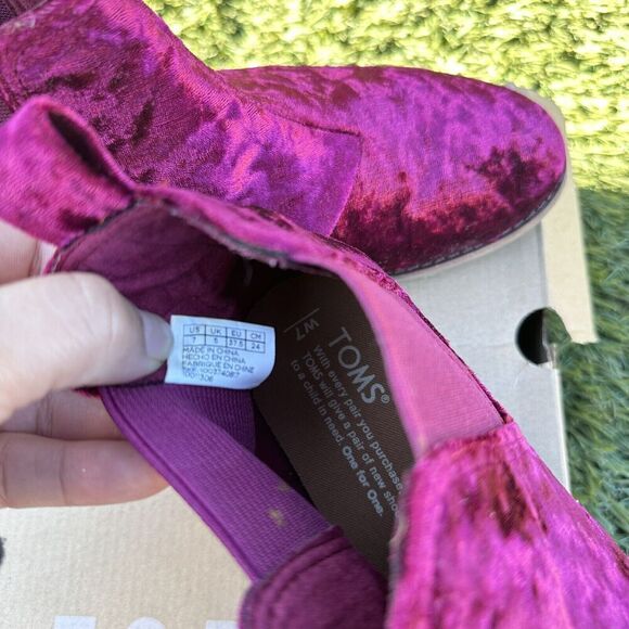NIB Toms Crushed Velvet Ella Chelsea Boot Cherry Size 7 Whimsigoth - Picture 9 of 10